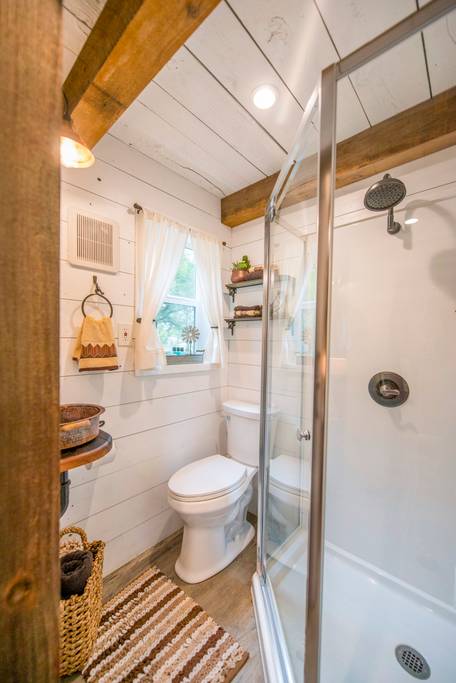 You are currently viewing How To Shower In A Tiny House